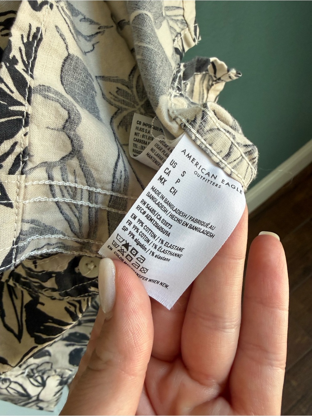 American Eagle Floral Hawaiian Camp Shirt Mens Small Black Tan Tropical Resort - Picture 4 of 4